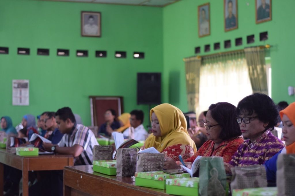 Suasana warga desa Argorejo saat mengikuti bedah buku penerbit deepublish