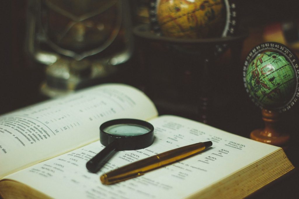 Menulis buku ajar dengan topik yang relevan
