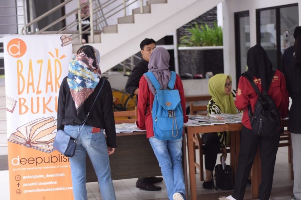 mahasiswa berkunjung ke lokasi bazar buku penerbit deepublish