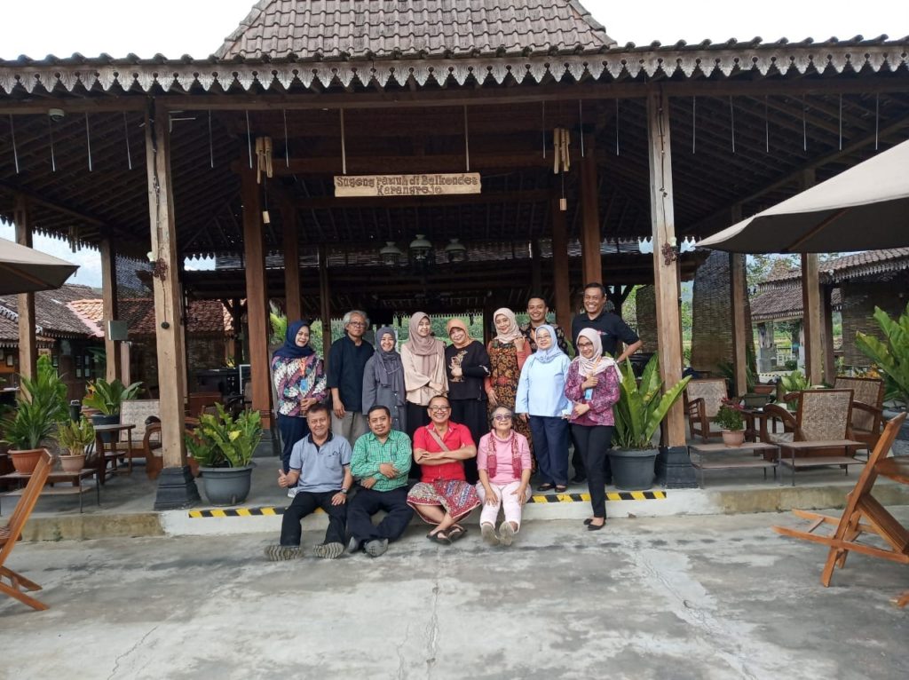 Para peserta beresta perwalikan dari Deepublish melakukan sesi foto bersama usai melakukan Workshop