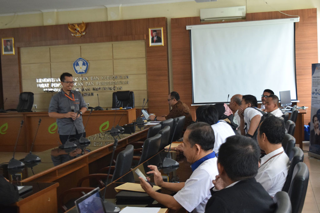 Ardi (berdiri) tengah menjelaskan terkait cara praktis menulis buku kepada Widyaiswara P4TK Pertanian Cianjur