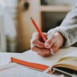 perbedaan bahan ajar dan buku teks