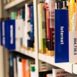 perbedaan buku ajar dan buku teks