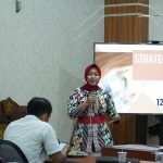 Miguna Astuti dalam Workshop Keterampilan Menulis Buku Ajar